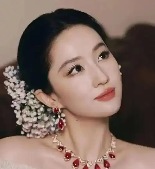刘亦菲暂未进组新剧，杨紫《家业》定档央视八套，辛芷蕾获威尼斯影后 _ 相关图片