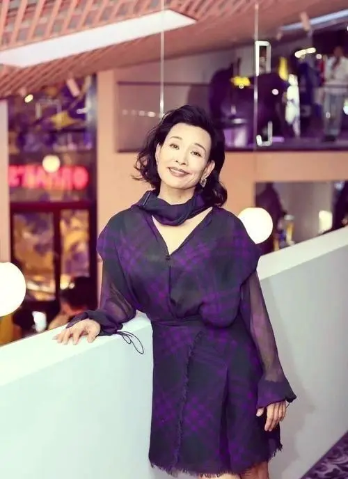 陈冲回忆录《猫鱼》出版披露留美初期医疗遭遇 _ 相关图片